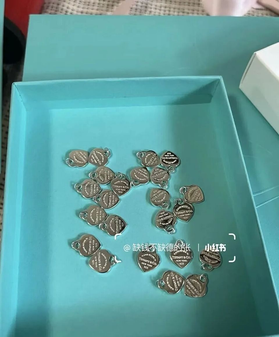 这届年轻人，开始疯抢“散装奢侈品”了？网友：别再拼了，已被买到全球断货（组图） - 3