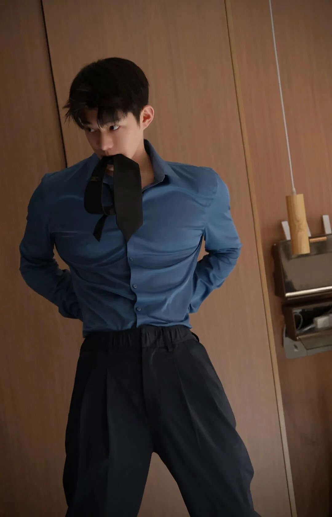 【帅哥】百万粉丝级别!浓颜系帅哥制服诱惑,极品身材太性感...(组图) - 3