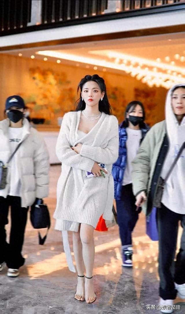 杨超越最新状态曝光!被赞“内娱最美脚丫”,身材颜值全满分(组图) - 1