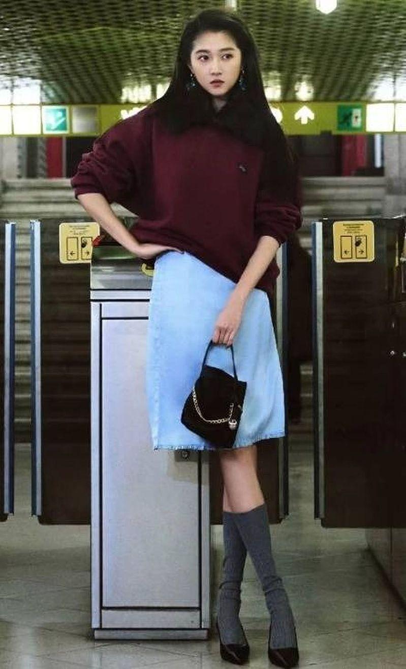 被评“土出新花样”！关晓彤米兰时装周造型又翻车，她幽默回应（组图） - 1