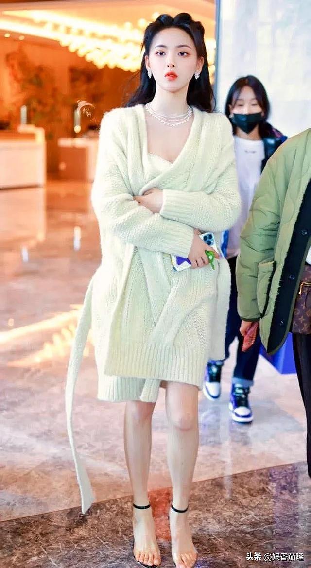 杨超越最新状态曝光!被赞“内娱最美脚丫”,身材颜值全满分(组图) - 3