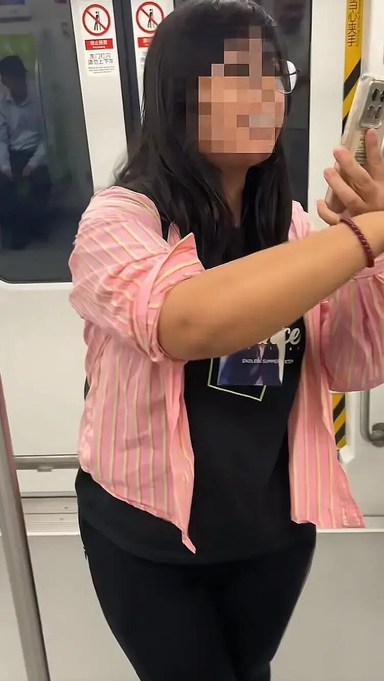 小仙女因路人讨论鸡鸣寺，崩溃报警称骂自己是“鸡”：一看正脸评论区怼疯（视频/组图） - 1