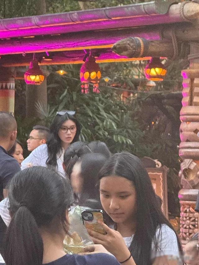香港迪士尼偶遇奚梦瑶,背40万迷你包包,儿子女儿被保镖贴身保护(组图) - 5