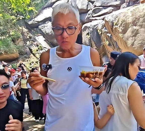 林俊贤景区打工，被妻子抛弃、赔到血本无归，如今成了酒糟鼻老汉（组图） - 15