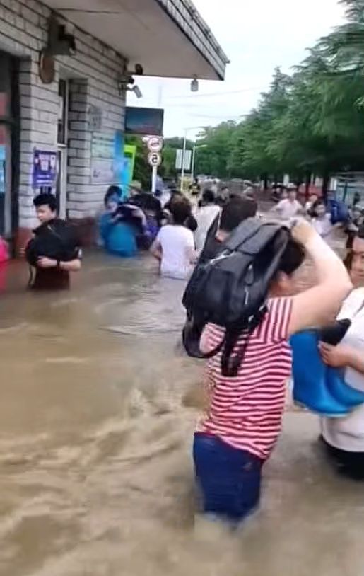 被中国媒体忽略掉的广西百色特大洪灾：被淹没的车辆密密麻麻！（组图） - 2