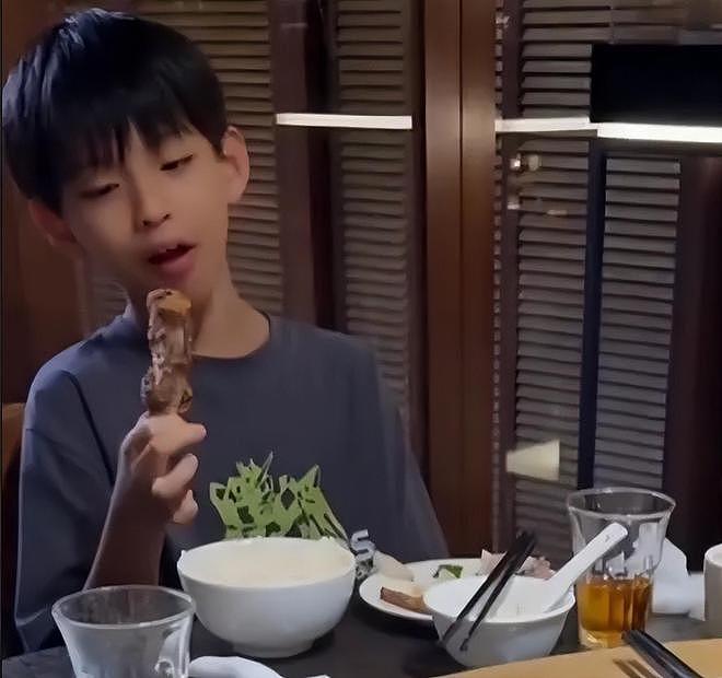 汪小菲罕见亲晒儿子正脸照，眉眼像极了大S，凸牙问题还没改善（组图） - 2