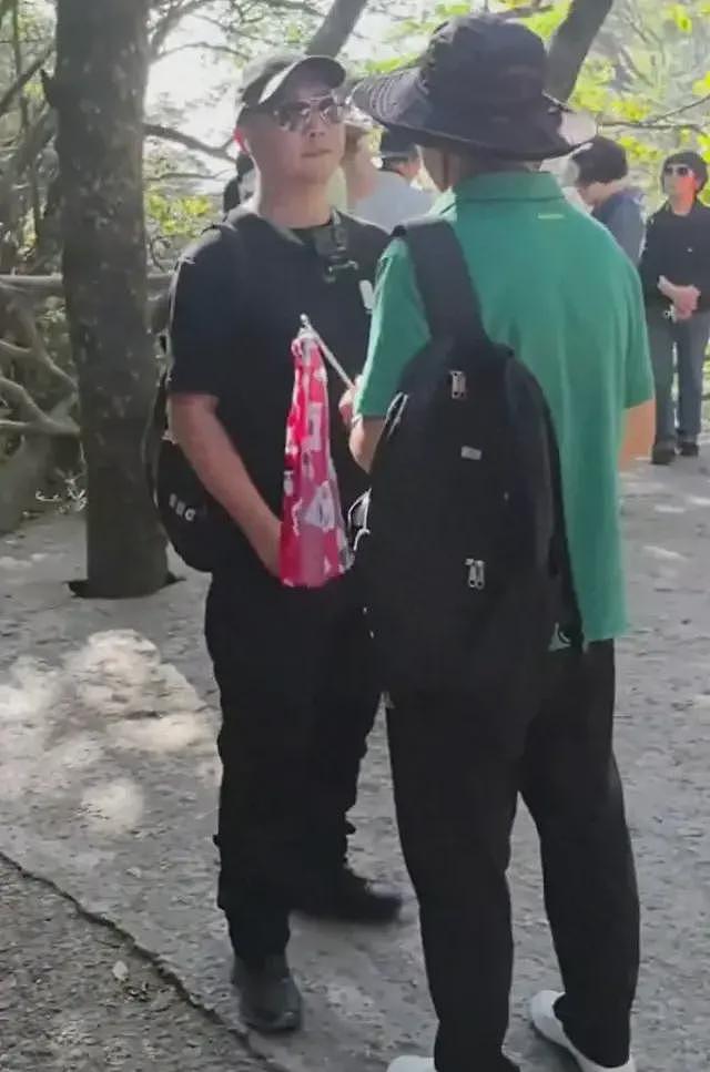 张家界文旅天塌了，抢夺导游韩国旗子，双标混乱逻辑，网友痛斥（视频/组图） - 1
