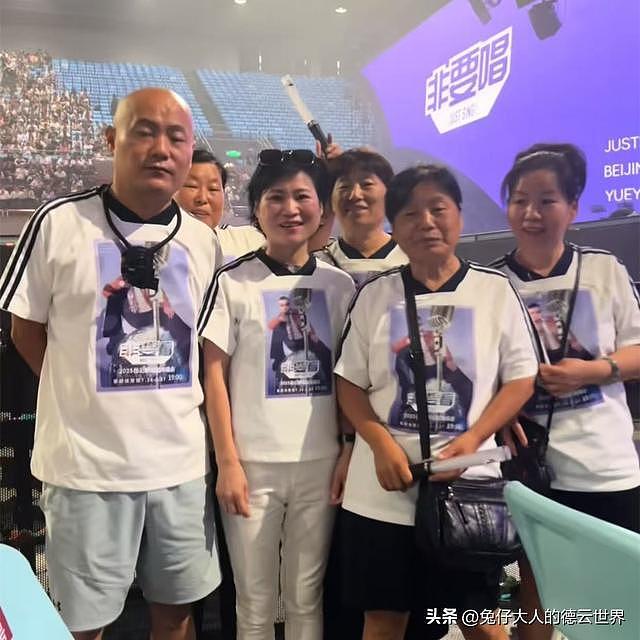 德云社岳云鹏五姐包大巴车,带邻居、亲友到郑州,看岳云鹏演唱会(组图) - 2