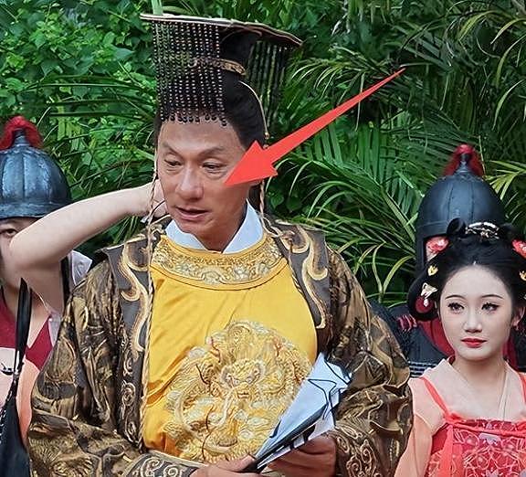 林俊贤景区打工，被妻子抛弃、赔到血本无归，如今成了酒糟鼻老汉（组图） - 1