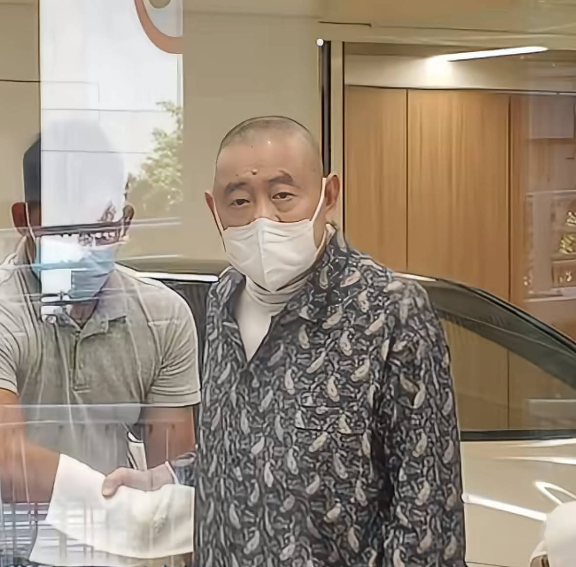 74岁刘銮雄罕见露面,穿睡衣出行气场全开,逛国产车店当场下单(组图) - 3