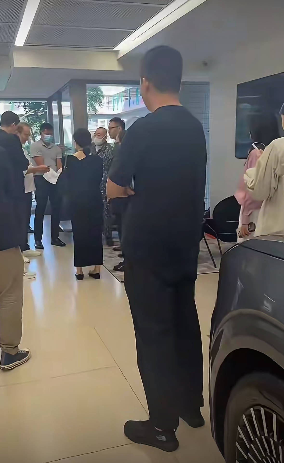74岁刘銮雄罕见露面,穿睡衣出行气场全开,逛国产车店当场下单(组图) - 5