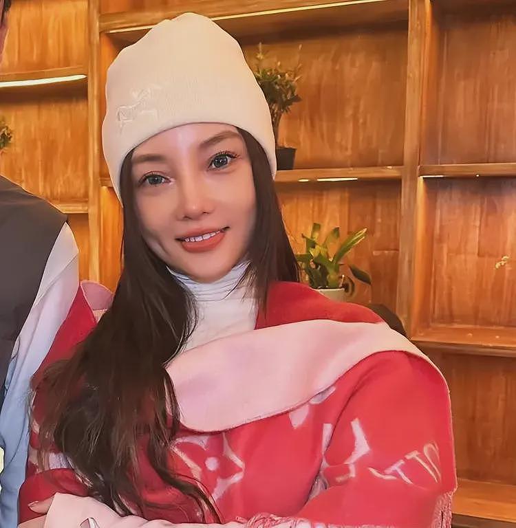 44岁李小璐参加公开活动！怼脸拍真实状态曝光，网友态度两极分化（组图） - 14