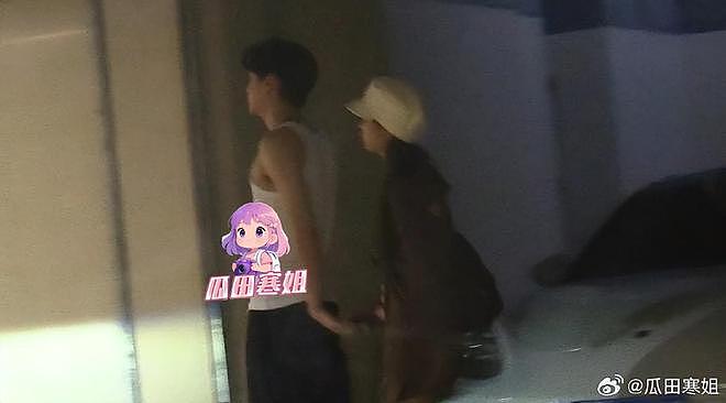 田栩宁被曝牵着女友若若手从家走出，网友质疑：不是发了单身声明（组图） - 4