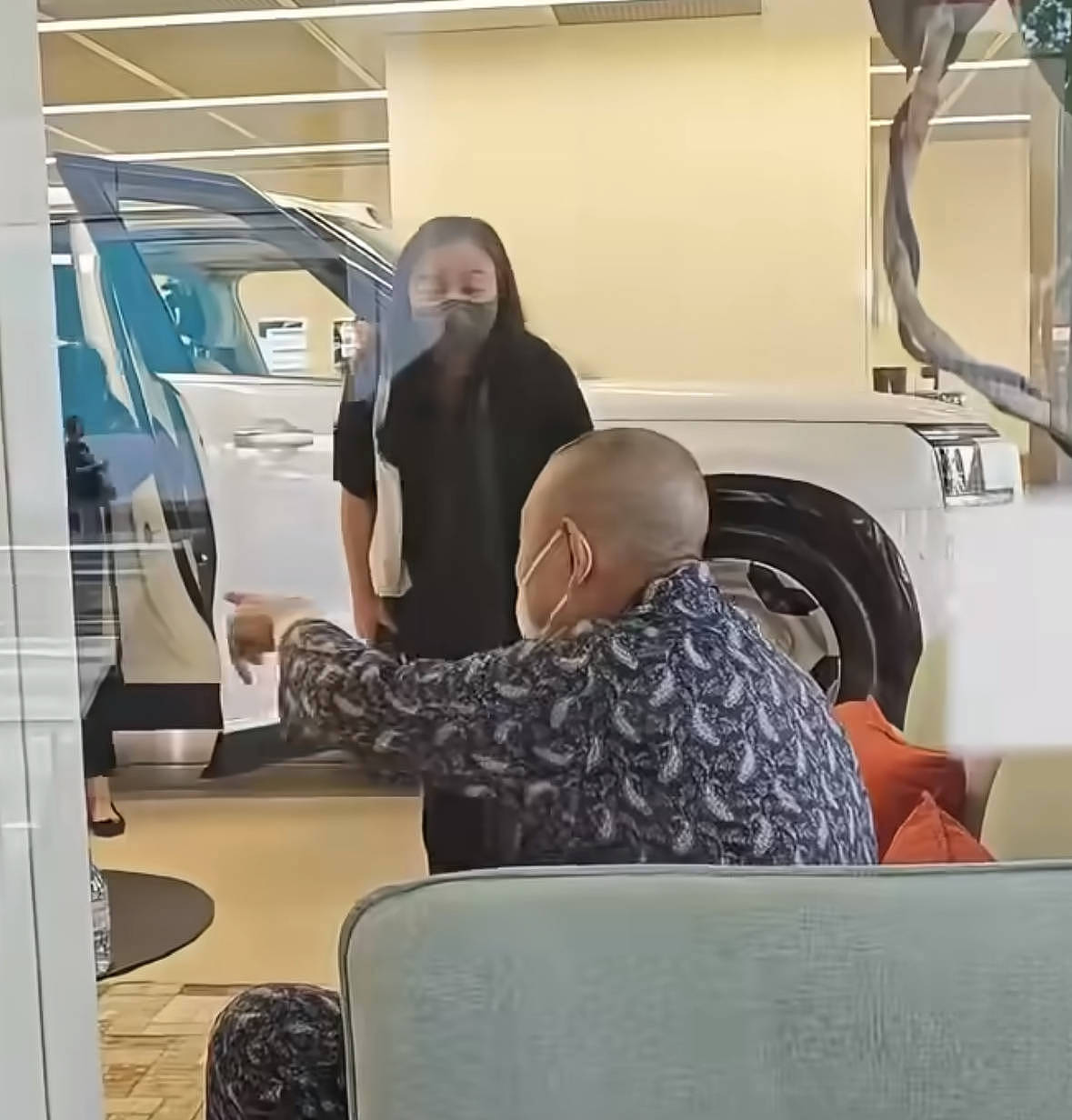 74岁刘銮雄罕见露面,穿睡衣出行气场全开,逛国产车店当场下单(组图) - 2