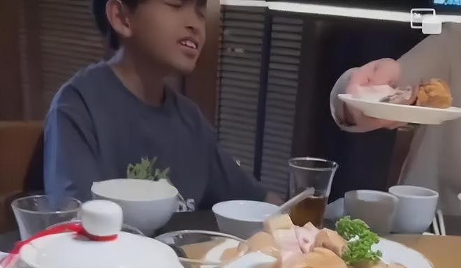 汪小菲罕见亲晒儿子正脸照，眉眼像极了大S，凸牙问题还没改善（组图） - 8