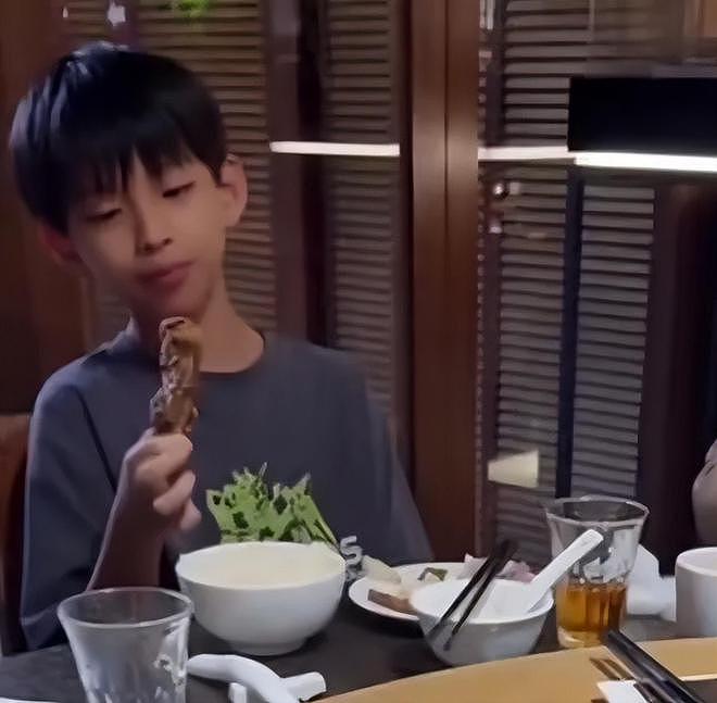 汪小菲罕见亲晒儿子正脸照，眉眼像极了大S，凸牙问题还没改善（组图） - 6