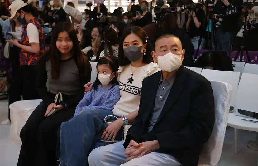 74岁刘銮雄罕见露面,穿睡衣出行气场全开,逛国产车店当场下单(组图) - 9