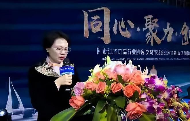 悲催!中国浙江女首富,因崇拜许家印投资房地产,结果负债469亿(组图) - 11