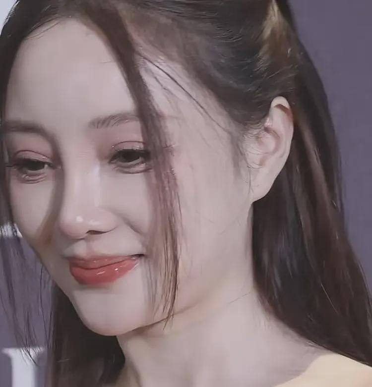 44岁李小璐参加公开活动！怼脸拍真实状态曝光，网友态度两极分化（组图） - 3