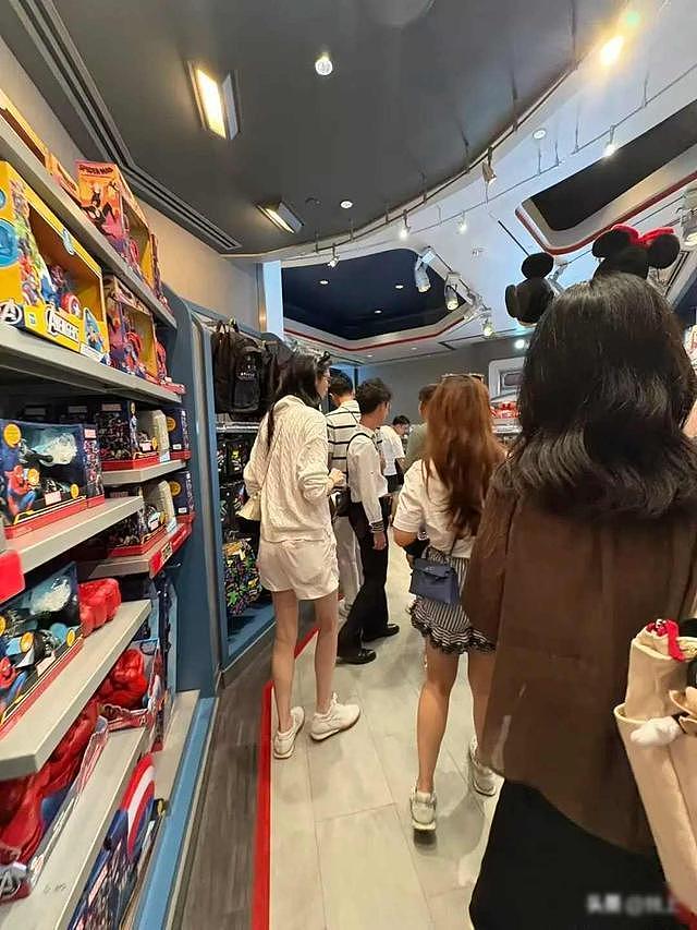 香港迪士尼偶遇奚梦瑶,背40万迷你包包,儿子女儿被保镖贴身保护(组图) - 2