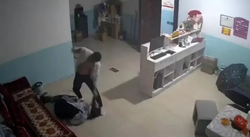 29岁超美女生嫁给坐2次牢的赌博恶霸,婚后被砍死都不敢分手(组图) - 9