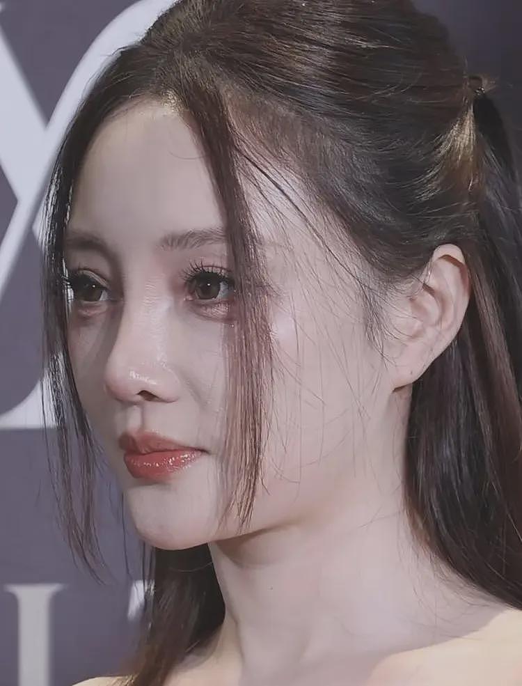 44岁李小璐参加公开活动！怼脸拍真实状态曝光，网友态度两极分化（组图） - 1