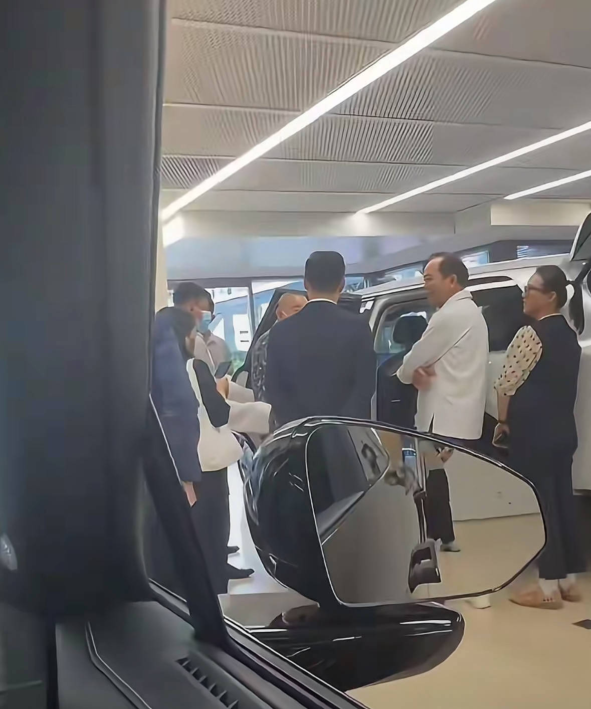 74岁刘銮雄罕见露面,穿睡衣出行气场全开,逛国产车店当场下单(组图) - 6