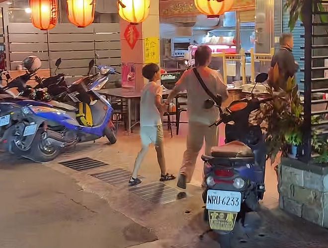 汪小菲罕见亲晒儿子正脸照，眉眼像极了大S，凸牙问题还没改善（组图） - 20