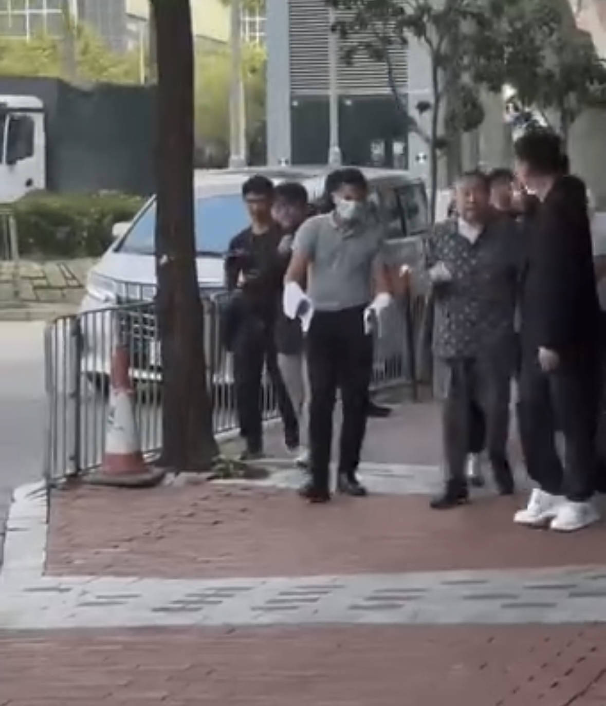 74岁刘銮雄罕见露面,穿睡衣出行气场全开,逛国产车店当场下单(组图) - 1