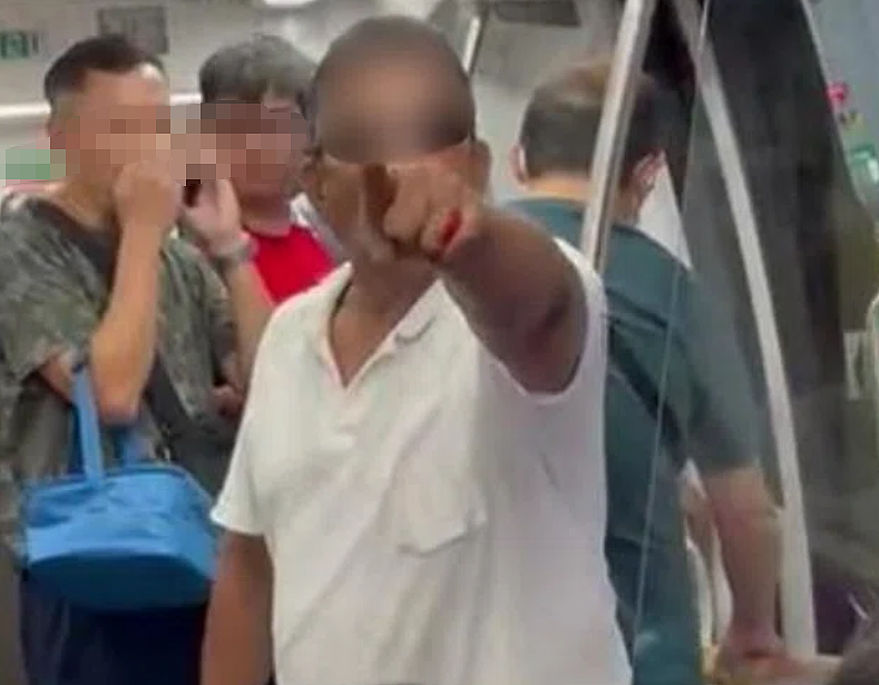 “滚回中国去”！新加坡地铁上一安哥发表种族歧视言论，引全网众怒！现场视频曝光（组图） - 2