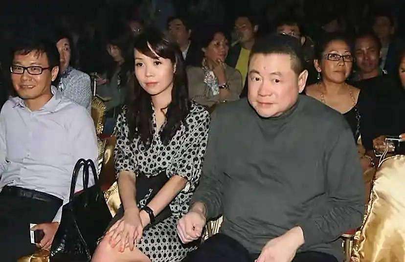 74岁刘銮雄罕见露面,穿睡衣出行气场全开,逛国产车店当场下单(组图) - 8