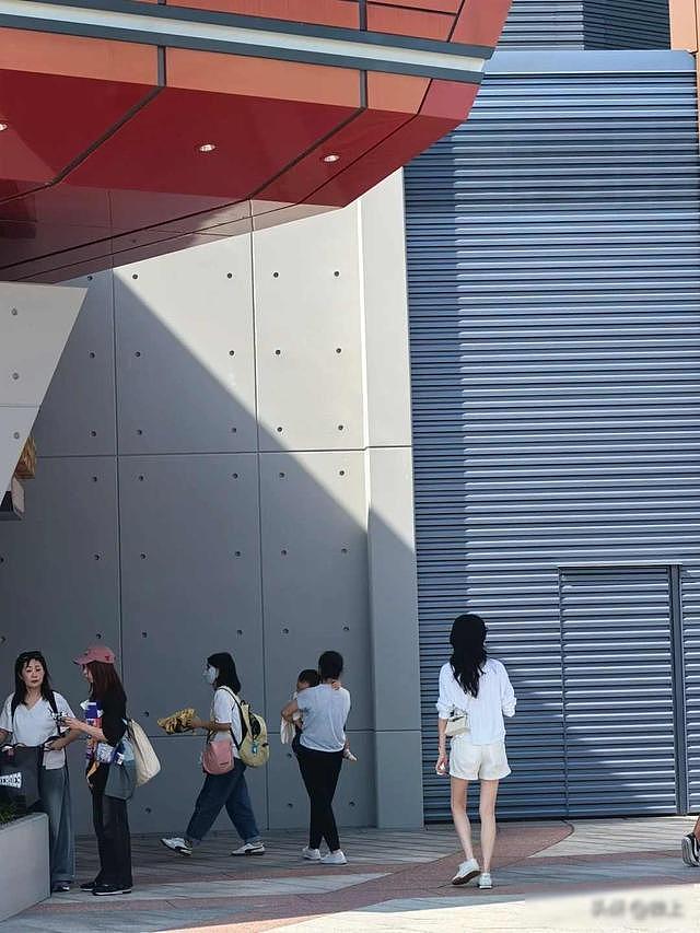 香港迪士尼偶遇奚梦瑶,背40万迷你包包,儿子女儿被保镖贴身保护(组图) - 3