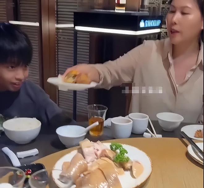 汪小菲罕见亲晒儿子正脸照，眉眼像极了大S，凸牙问题还没改善（组图） - 12
