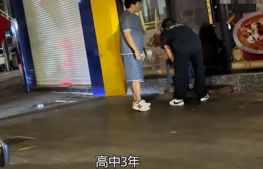 彩礼16.8万未婚妻劈腿黄毛当街被抓,男小三理直气壮暴打原配?(视频/组图) - 4