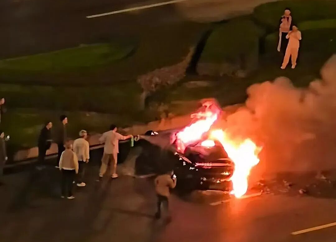 雷军掉粉29万，评论区这2字刷屏！断电无法开门？小米客服回应！上海专家发声（组图） - 3