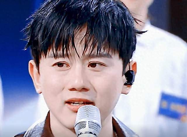 张杰演唱会突发意外,一个举动暴露他的真实人品,创造乐坛奇迹(组图) - 1
