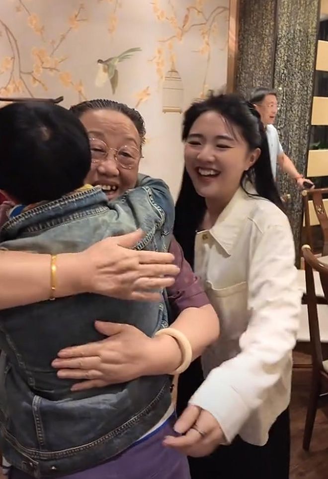 王宁26岁女儿二胎流产，生一胎时就住院保胎，两个月前才补办婚礼（组图） - 5