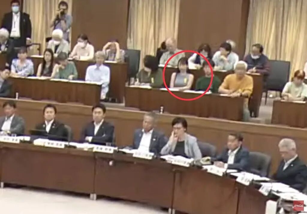 日本首相黑马人选翻车！曾被曝婚内出轨写真偶像，还公然将情人带进国会现场（组图） - 8