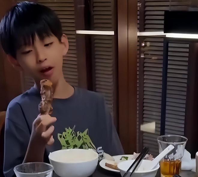 汪小菲晒儿子小箖箖正脸后删视频!像大S又像爸,龅牙迹象明显(组图) - 1