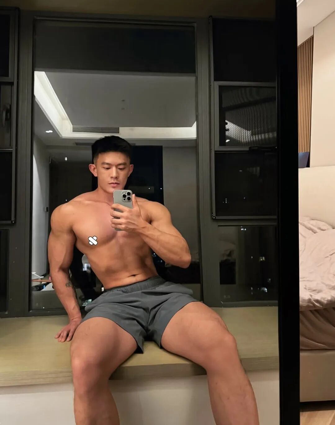 【帅哥】东北白袜粗腿大猛男，人形打桩机，虎背蜂腰太诱人...（组图） - 4