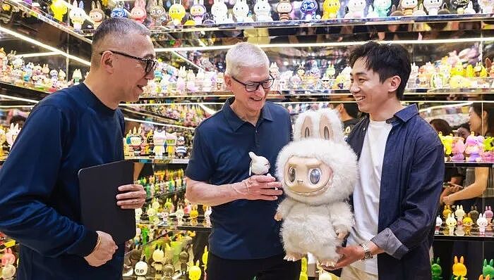 库克到访中国首日:现身LABUBU上海展,在抖音直播间“带货”(视频/组图) - 1