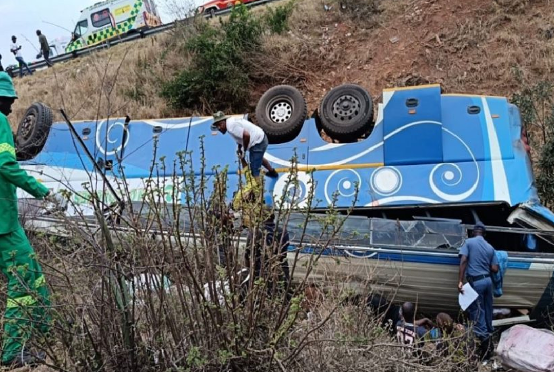 长途客车坠崖，已致至少40人遇难，包括7名儿童（组图） - 1