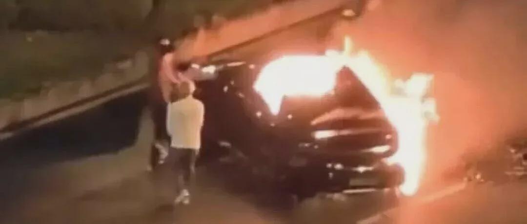 小米SU7又爆燃!雷军,是时候停下看看后视镜了(组图) - 1