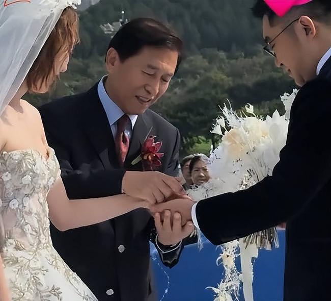 知名女星嫁豪门，30万鲜花铺路，宋祖英朱时茂捧场（组图） - 3