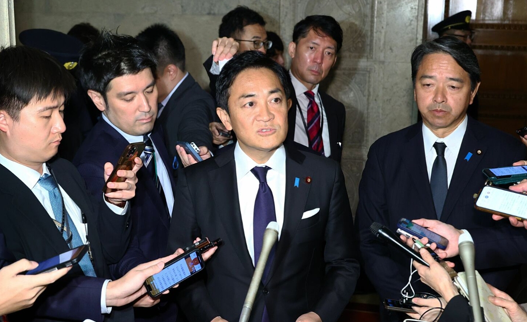 日本首相黑马人选翻车！曾被曝婚内出轨写真偶像，还公然将情人带进国会现场（组图） - 15