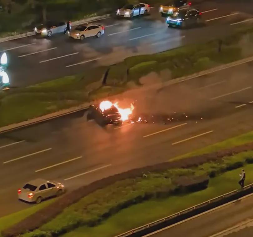 小米SU7又爆燃!雷军,是时候停下看看后视镜了(组图) - 15