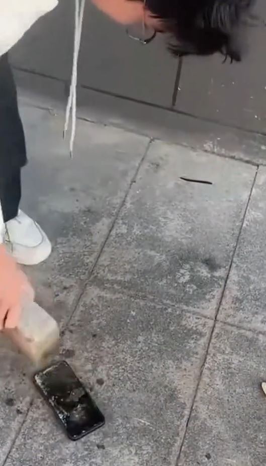 极端教育逼学生自愿砸烂手机,郑州教师教学方式惹疑(视频/组图) - 5