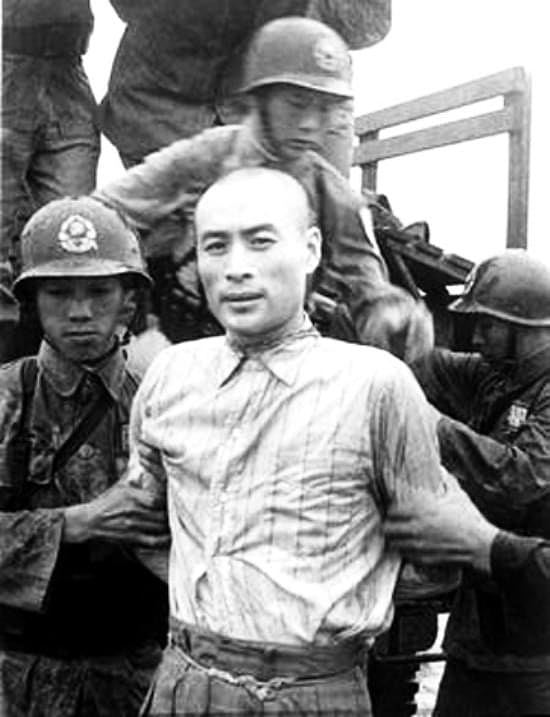 潜台谍战剧热播!游客涌原型吴石将军故居,摆东风导弹照片告慰(组图) - 10