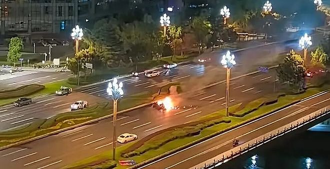 雷军掉粉29万，评论区这2字刷屏！断电无法开门？小米客服回应！上海专家发声（组图） - 15