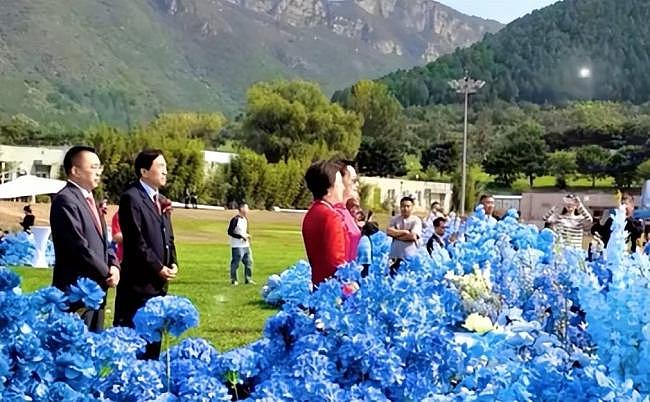 知名女星嫁豪门，30万鲜花铺路，宋祖英朱时茂捧场（组图） - 6